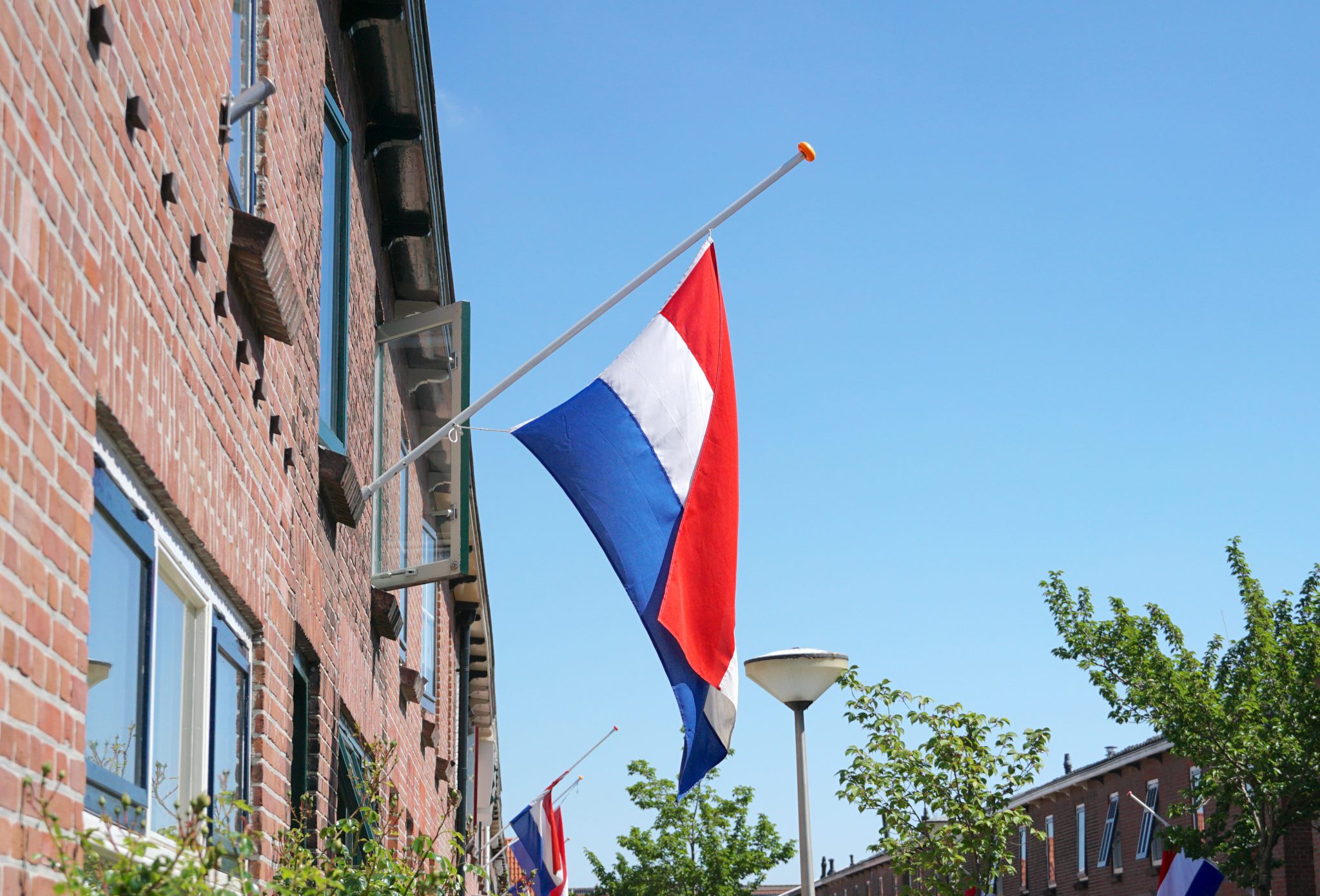 Hoe hang je de vlag op de juiste manier half stok. - Vlaggen.com